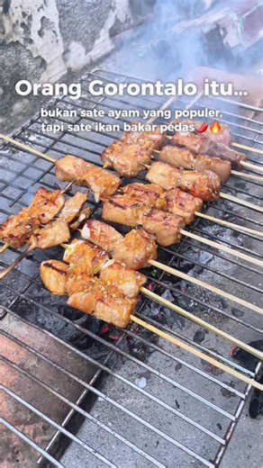 ryafahsya | home cooking on Instagram: "Orang Gorontalo itu…bukan sate ayam yang populer, tapi sate ikan bakar pedas. Ikan tuna segar dipotong tebal, dibakar di atas arang tempurung kelapa, lalu disiram sambal rica bawang yang dikasih sentuhan arang menyala biar ada aroma smoky khas. Perpaduan sederhana, tapi rasanya bikin susah move on🤤🌶️💯🔥 . #cooking #masakanrumahan #videomasak #homemade #fyp"