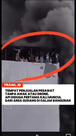 TRAWL.ID on Instagram: "Sebuah gedung di Jalan Letjen Suprapto, Kelurahan Cempaka Baru, Kecamatan Kemayoran, Jakarta Pusat terbakar (9/12). Hingga berita ini diturunkan, sebanyak 20 kantong jenazah telah dievakuasi. Gedung tersebut diketahui digunakan sebagai tempat penjualan pesawat tanpa awak atau drone. Api diduga pertama kali muncul dari area gudang di dalam bangunan. #fyp #viral #videoviral #kebakaran #gedungterbakar #kemayoran #wargakemayoran #jakartapusat #walikotajakartapusat @pramonoanu