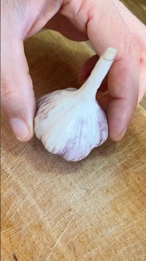 How to Peel a Head of Garlic in Seconds: Easy Kitchen Hack