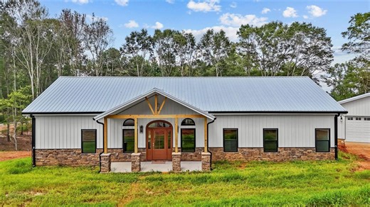 🏡 Step inside this Upstate SC Birch Plan — but not the Birch you’ve seen before. This modified design takes everything people love about the Birch and turns it up a notch. We’re talking a massive 3-car garage shop space built for projects, toys, and all the extras that make life yours. Inside, the open-concept flow keeps every space connected, making it perfect for real life, not just the highlight reel. 🇺🇸 The American Dream is back. Ready to start building yours in SC, NC, GA or E TN? Book 