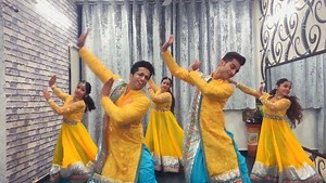 890K views · 40K reactions | Mirchi Lagi Toh !  When you give MIRCHI a Fusion Twist 朗 Varun Dhawan Sara Ali Khan Singer Kumar Sanu Singer Alka Yagnik Indian Dance Fusion Cover Choreography Kumar Sharma Performers Kathak Rockers @Shivani Sharma @Eshika Choomer @Rashi Narula @Anmol Sood Video by @Rishab Sharma (Thankyou ji) #kathakfusion #indiandance #kumar #kumarsharma #bollywood #mirchilagitoh #varundhawan #saraalikhan #kumarsanu #alkayagnik | Kumar Sharma | Facebook