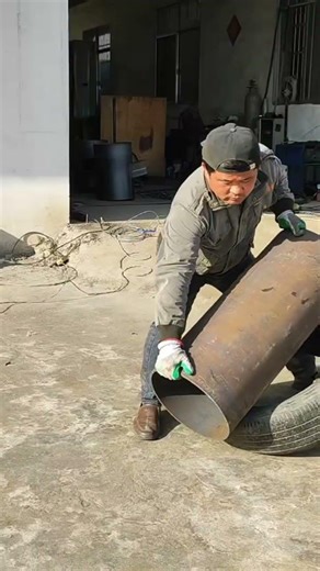 the stage of lowering a piece of iron from a vehicle using tires as a base#creative