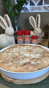 554K views · 3.5K reactions | Torta de banana com suspiro Pro creme : 2 xícaras de leite 3 gemas peneiradas 3 cs de amido de milho Essencia de baunilha 1 lata de leite condensado 1 cx creme de leite Usei 8 bananas brancas cortadas em rodelas Bastante canela da @maisaboralimentos Raspas de limão Pro suspiro 3 colheres de açúcar 3 claras Bate por 5 minutos até dar o ponto Depois é só seguir o passo a passo do vídeo Beijo,  | Day Zuchi | Facebook