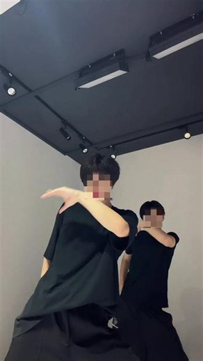 握紧你的手～#原创 #电击摇 #双人舞 #心似烟火 #黑色t恤ootd