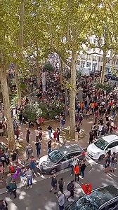🔴 Des milliers de manifestants sont toujours réunis place Guichard à Lyon 👇 #BloquonsTout #lyon | Radio SCOOP Lyon