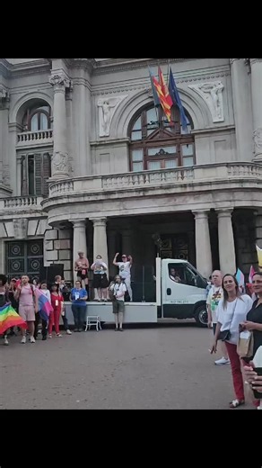 ❤️@Socialistes Val seguira luchando por los derechos del colectivo #lgtbiq🏳️‍🌈 Como dice nuestra secretaria LGTBIQ de @pspvjesuspatraix Amparo Ramada los derechos se conquistan y se defienden. Gracias a @Xarxes Lambda por esta entrada a la Plaza Ayto. #valencia Combatiendo los discursos de odio y igualdad de oportunidades en la manifestacion del Orgullo.