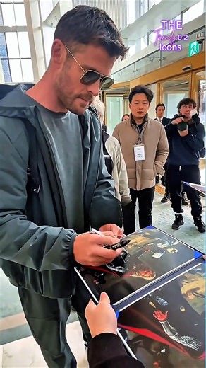 Chris Hemsworth showing love to fans in Korea ❤️ #chrishemsworth #antesedepois