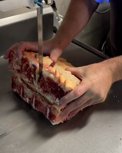 This guy shares what the life of a butcher is really like 😮🍖 | UNILAD