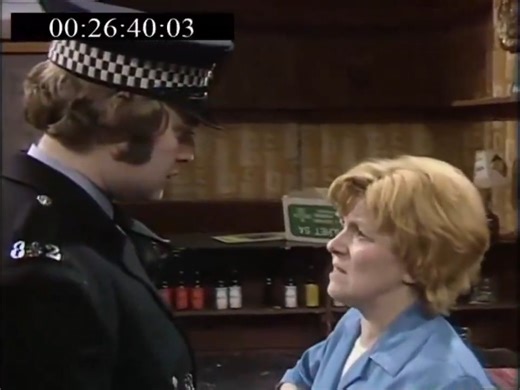 📺 'Coronation Street' Wednesday 01 October 1975 - ITV: 19:30 The fireman struggle to control the blaze, with the warehouse packed full of flammable materials and liquefied petroleum gas. As the fire rages on, fears begin to grow for the well being of Edna Gee. #ClassicCoronationStreet #coronationstreet | Bernie Briffa