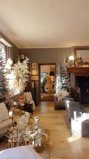 🎄 Zajtra to celé začína! 🎄 Dnes v Dom a Dvor ešte všetko chystáme – rozbaľujeme a dolaďujeme posledné detaily, aby bolo od zajtra všetko pripravené. Už v piatok a počas víkendu potom tradične pečieme gaštany a oficiálne otvárame Vianočnú sezónu 2025! Tešíme sa na vás, nech už prídete pre inšpiráciu, náladu alebo len na chvíľu do tepla. 🕯️ Dnes (štvrtok) otvorené do 16:00 🎄 Piatok 11:00 – 18:00 🌲 Sobota a nedeľa 11:00 – 15:00 Dom a Dvor – tam, kde Vianoce začínajú vôňou pečených gaštanov. | 