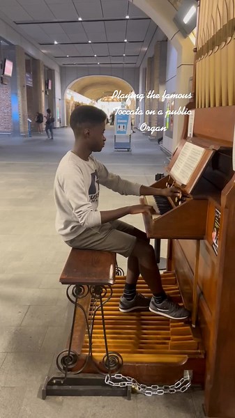 Romantic Organ Music: Playing the Famous Toccata