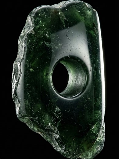 Did the Denisovans use an ancient drill to create this impossible bracelet 40,000 years ago? Found in a Siberian cave, this green stone ring has a hole made at 3,000 RPM. That requires high-speed mechanical rotation, not hand tools. Did they have power tools before the wheel was invented? #denisovanbracelet #ancienttechnology #siberia #ancientmysteries #oopart #forbiddenarchaeology #denisovans