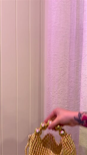 Are these not the two most gorgeous handbags you’ve ever seen ✨ which style do you love the most? gold or clear? I can’t decide! ☀️ Both available in store ✨ #BohoStyle #NoosaFashion #SunshineCoastStyle #ModernBoho #CoastalCasual #AustralianBoutique #ShopLocalSunshineCoast #BohoChicFashion #EumundiMarkets #EffortlessStyle | Days of Rays Eumundi | Facebook