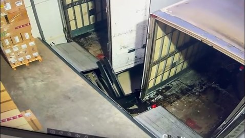 Electric pallet jack falls while loading into truck in Ciudad Real, Spain