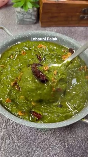 5.3M views · 22K reactions | ढाबे जैसा स्वादिष्ट लहसुनी पालक बनाने का तरीका - Lehsuni Palak #Dhabastyle #Palakrecipe #LehsuniPalak | Cooking With Reshu | Facebook