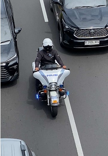 Mobil Polisi dan Patwal di Jalanan Indonesia