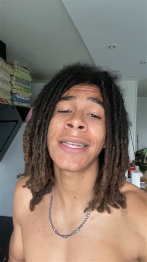 Le mec s'édite tout seul : la vidéo drôle du chant Lonely 😂