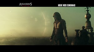 Seu futuro está em suas mãos. Michael Fassbender está na superprodução #AssassinsCreedOFilme, hoje nos cinemas em 3D. Garanta seus ingressos: http://ingressos.assassinscreed-filme.com.br/ | Assassin's Creed Filme