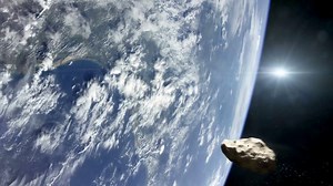 New research in #Geology reports that life may have recovered MUCH faster than we previously thought after the asteroid impact that wiped out non-avian dinosaurs. ☄️ In this video, Rachel Phillips (GeoGirl on YouTube) summarizes these new findings and their significance for our understanding of the KPg mass extinction event and post-extinction recovery as a whole. 🔗 Read the full article here: geosociety.co/Lowery_et_al | Geological Society of America