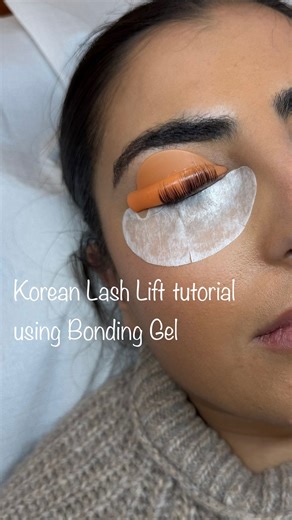 DALBY UK | LASH & BROW TRAINING | PRODUCTS on Instagram: "𝘋𝘖𝘕’𝘛 𝘉𝘌 𝘚𝘊𝘈𝘙𝘌𝘋 𝘖𝘍 𝘛𝘏𝘌 𝘟𝘓 𝘚𝘏𝘐𝘌𝘓𝘋𝘚! 🤭 When a large just doesn’t cut it, it’s time to dig out the XL! 😍 A Korean lash lift using the cysteamine @spacelift__ step 1,2 and 3 paired with BONDING GEL only. Yes that’s right, you can use bonding gel for Korean and it works like a dream! 💭😌 Also using Spacelift Glueless shields which are a rounded shape for the text book Korean curved effect. Follow for more education