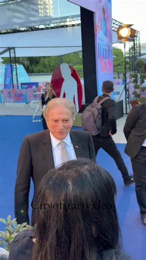 le légendaire présentateur, Michel Drucker, sur le tapis du @Festival TV de Monte-Carlo . #micheldrucker #presentateur #festivaltvmonte_carlo #vivementdimanche #legende