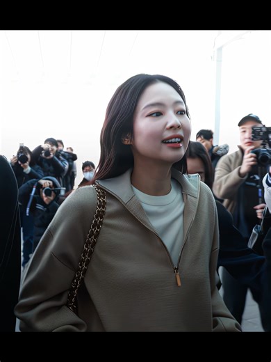 Jennie Kim's Stunning Airport Arrival Fancam