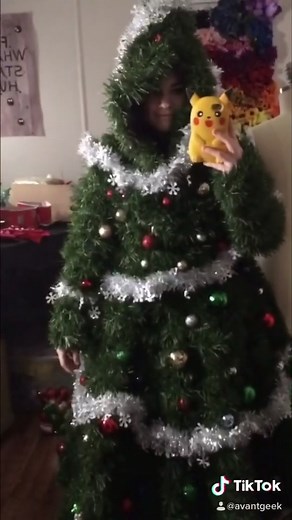 IT’S THAT TIME OF YEAR AGAIN. Brb, being a tree. 🎄