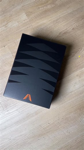 adidas Anthony Edwards 2 ‘Lime Burst’ Style Code: JR1572 Nickname: Lime Burst This colorway released first in the Asia region. It uses bright green combined with black, with the Lime Burst style running through the entire upper. The overall tones can also match the Timberwolves team colors. Unlike the previous two dual tone versions, this pair features a bright blue personal logo on the outsole that creates a clear contrast. For everyone, is this the best colorway so far? @adidasbasketball #adid