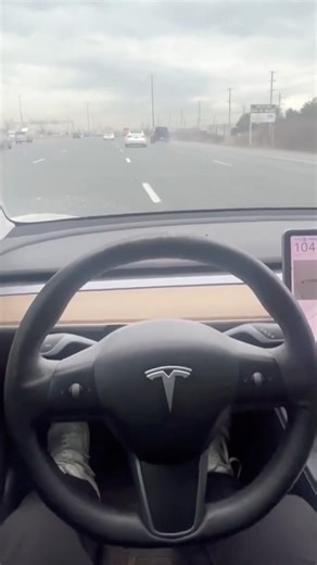 Tesla Switched Multiple Lane on the Highway