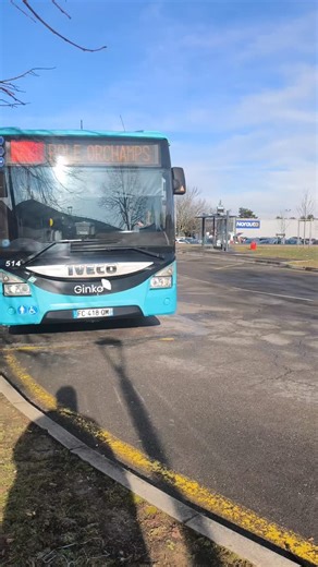 Bonjour à tous et à toute je vous présente un Iveco Bus Urbanway 18 GNV BHNS : Numéro : 514 Constructeur : Iveco Bus Modèle : Urbanway 18 GNV BHNS Mise en circulation : Décembre 2018 Longueur : 17,91 m Nombre de places 38Assises/ 119Debout/2UFR Statut : En service Énergie : GNC Norme Euro : Euro VI Moteur : Iveco Cursor 8 F2BG - 330 ch Boîte de vitesses : Automatique ZF6AP-1402B Nombre de portes : 4 Livrée : Ginko Turquoise Girouette : Aesys LED Polychromes Oranges Climatisation : Conducteur seu