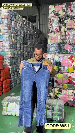 LADIES WINTER JEAN PANT CODE: W5J | GRADE A Balo hili lina uzito wa 50Kg na linaweza kutoa hadi 95 pcs. Balo linauzwa 230,000, ambayo ni sawa na kununua jeans moja kwa 2,421. Ukiuza kwa wastani wa 5,000 hadi 7,000, unaweza kutengeneza faida ya takribani 305,000 kwa balo moja. 📞 Mawasiliano: 0752037777 TUNAPATIKANA: 📍 Tanzania: Mnazi Mmoja Mtaa wa Sofia Kawawa & Keko Madawa – Temeke Dar es Salaam #MitumbaYaKike #JeansZaKike #MitumbaBusiness #MitumbaBora #LadiesJeans