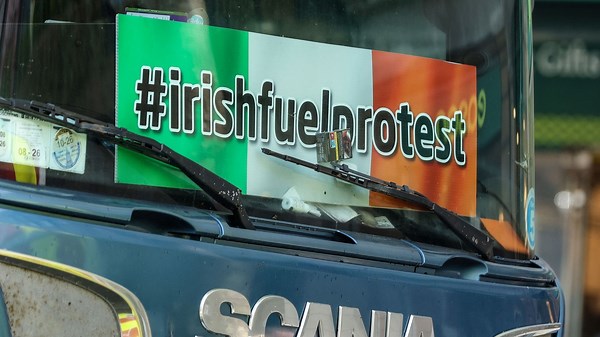 L’Irlande submergée par la colère des agriculteurs et des routiers face à la hausse du prix des carburants - RTBF Actus