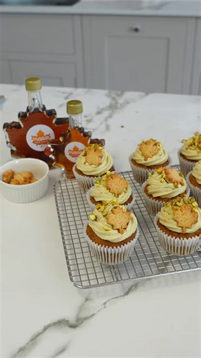Pistachio lovers, listen up! Our chef ambassador, Alice Fevronia, has created a dreamy cupcake recipe for you 🤤 Alice’s carrot and pistachio cupcakes with maple cream, taste as amazing as they look! 🧁 🍁 Ingredients: 🌻 125ml sunflower oil 🥚 2 large eggs 🥕 175g grated carrot 🍁 100g maple sugar 🥄 175g self-raising flou 🥄 1 tsp bicarbonate of soda 🥄 1 tsp cinnamon 🥄 1 tsp mixed spice 🥜 50g pistachios 🍇 50g raisins Buttercream: 🍁 250g maple icing sugar 🧈 125g unsalted butter 🧀 50g cre
