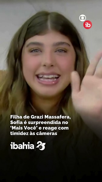 Grazi Massafera's daughter, Sofia, is surprised on 'Mais Você' and reacts shyly to the cameras.