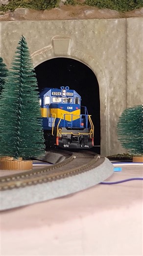 DME SD40-2 Hauling A Shipment Through The Mountains. #train #railway #modelrailroad