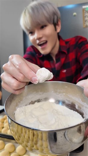 Frederick on Instagram: "#YongCooky | Kue Putri Salju . kalo ada kue kering ini pas imlek pasti aku habisin 🙈 ini kue mama jual ya ges buat yg domisili di palembang, kalo mau beli lgsg ke @tinglancake 🤣 ini aku buat karena lagi pengen aja 🙂‍↔️ banyak liat resep di tiktok pake berbagai macam bahan, tapi kalo resep mama cmn 3 bahan bjir? jujur aku buat kebanyakan, kalian bisa buat setengah resep biar ga cape . Butter 400gr Terigu Protein rendah (kunci biru) 800gr gula donat