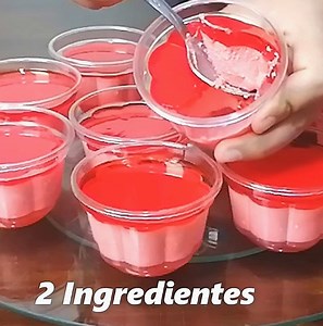 1.4M views · 22K reactions | EL MEJOR POSTRE CON 2 INGREDIENTES QUE YA HICE ¡ ES INCREIBLE !! Ingredientes : 2 tazas de agua caliente (500 ml) 80 g de gelatina de fresa 400 ml de crema de leche fría Para la gelatina 1 taza de agua (250 ml) 40 g de gelatina de fresa | Recetas de Nona | Facebook
