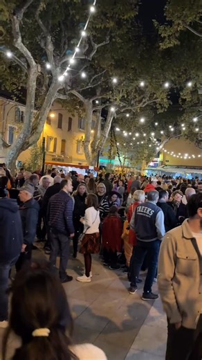 [ENTRE VIGNES ET COUDON X HALLOWEEN] 🍇 La nuit est tombée sur La Farlède et les créatures de l’ombre ont envahi la place de la Liberté... 👻 Les stands gourmands et les vignerons sont toujours là pour régaler vos papilles, mais attention... les frissons ne font que commencer ! 😈 Des shows terrifiants prennent le relais, transformant la soirée en un spectacle à couper le souffle. Entre éclats de rire et cris d’effroi, l’ambiance est à son apogée ! 🔥 🍷 Dégustez un bon vin, régalez-vous, et lai