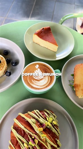 🍳COFFEE BRUNCH in Athens ☕️ This cute café is definitely a spot to save if you’re in the south of Athens. It’s one of those places you will instantly feel good at: Great coffee, a beautiful atmosphere and a menu that makes choosing honestly difficult: From an iced (pistachio) matcha to classic coffee specialties - the drink options are on point. ☕️🍵 For brunch, we enjoyed a truffle and chicken focaccia 🥪, a fresh yogurt bowl with peanut butter 🥣, fluffy pancakes, a pistachio croissant, and a