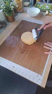 Schwäbischer Träubleskuchen Für den Mürbeteig: 300 g Mehl 170 Butter, kalte 75 g Zucker 2 Eigelb Abrieb einer halben Bio-Zitrone 1 Prise Salz 1/4 TL Zimt Zutaten für zwischen den Teig und Belag: 1 Ei 3 EL Semmelbrösel 1 EL Zucker 50 g Haselnüsse, gemahlen Belag: 4 Eiweiß 1 Prise Salz 200 g Zucker 500 g Johannisbeeren 150 g gemahlene Haselnüsse Als erstes aus den Zutaten eine Mürbeteig herstellen. KALTE Butter! Zügig verkneten und auswellen. Der Backofen ist schon auf 180 Grad Ober Unterhitze vor