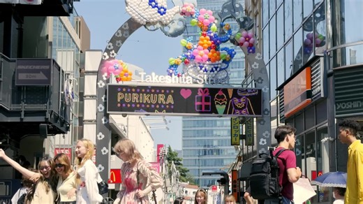 ／ #意識高すぎ高杉くん 新CM公開!! 『校外学習』篇🎀🍭 ＼ iPhone 15を片手に校外学習で 原宿を訪れた高杉くんたち🚃 パステルカラーのスイーツカフェで クラスメイトや #しなこ さんと 写真や動画を撮って大盛り上がり✨ #auのCM #新CM #iPhone15 #iPhone15pro #au5G | au