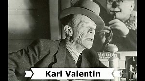 Heute ist der 73. Todestag des deutschen Komikers, Volkssängers, Autors und Filmproduzenten † Karl Valentin (eigentlich Valentin Ludwig Fey). Geboren am 4. Juni 1882 in München und gestorben am 9. Februar 1948 in Planegg. "Saudumm daherredn" konnte er wie kein Zweiter, dieser Münchner Wortakrobat und exzentrische Bühnenstar. Nach Karl Valentins Auftritt im "Kabarett Wien-München" schob sich eine ältere Dame zu ihm durch. Seine Darbietung, monierte sie, sei ja ganz schön gewesen, nur leider hätte