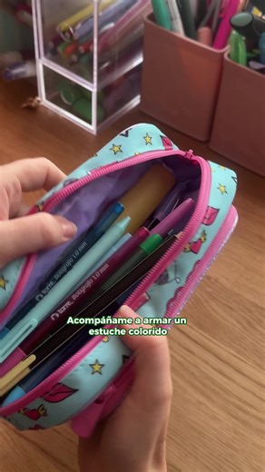 ¿Qué te parece este estuche colorido?👀 Tiene los mejores lápices para la vuelta a clases: Destacadores Window Vision, fineliners, Bolígrafos pasta, gel y punta fieltro 😍 ¿Ya tienes tus lápices para marzo? 🤔