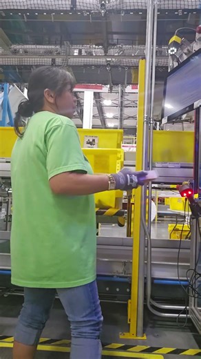 working amazon at smartpack station really easy machine..