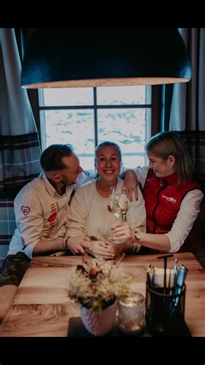 Herzerlalm❤️Flachau on Instagram: "𝙁𝙧𝙚𝙪𝙣𝙙𝙡𝙞𝙘𝙝𝙚𝙧 𝙎𝙚𝙧𝙫𝙞𝙘𝙚 – 𝙖𝙗𝙚𝙧 𝙗𝙞𝙩𝙩𝙚 𝙣𝙞𝙘𝙝𝙩 𝙕𝙐 𝙛𝙧𝙚𝙪𝙣𝙙𝙡𝙞𝙘𝙝 😅🍹 Freundlicher Service ist bei uns Standard – aber Reni & Hasl haben das wohl sehr wörtlich genommen 😂 Getränke direkt serviert, persönliche Betreuung inklusive und ganz viel Herzerl ❤️ So geht Service mit Spaß, Charme & Schmäh auf der Alm! Wir haben nicht für nichts die beste Bedienung der Welt 😉 HERZERLALM FLACHAU SKIHÜTTE SERVICE #wearegoldners #herzerlalm