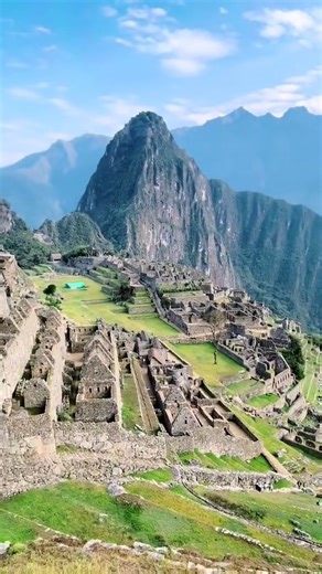 The Machu Picchu Historic Sanctuary encompasses a vast area that is home to a diversity of flora and fauna. Among the outstanding species are the spectacled bear, the cock of the rock and a variety of orchids. This natural environment enriches the experience of our visitors, combining history and nature in one place. #cuscoexpedition #machupicchu #cusco #peru #adventuretime #travelblog #7wondersoftheworld #incarail #southamerica #experienceperu | Cusco Expedition