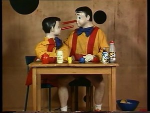 #跟著崔勝鉉學藝術 🎨 [藝術科普] Pinocchio Pipenose Household Dilemma by Paul McCarthy(1994). 全片長43分鐘，無字，風格黑暗卻寫實，請各位少女們慎重考慮是否要在晚上觀看哦。 一直以來，我們所瞭解的童話世界都是靜謐、美好、溫柔以及烏托邦化的，可麥卡錫為所有心中仍住孩童的成年人們展現了一個與以往完全不同的童話故事。麥卡錫在他五十多年的藝術生涯里涉獵了各種表現媒介，但於他而言尤為重要的還是對錄像自始至終的運用，這也對他的創作生涯有著十分核心的意義。在這段錄像中我們也能更加直觀地去感受蛋黃醬、巧克力、人類扮演的滑稽荒謬匹諾曹等元素，在其中所表達的諷刺意味。 很久不見的崔先生又一如既往地向大家伸出手，引領我們通往這個或許不太熟悉的藝術世界，真的很感謝呀。 cr：ForeverTOP_崔胜铉个人站 #TOP #탑 #TABI #최승현 | BIGBANG Fans Club