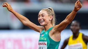 Jess Hull advances through to the 800m final in Tokyo
