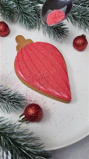 Cookie Decorating. How to Decorate a Christmas Cookie Shaped Like a Christmas Ornament