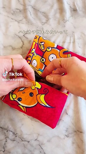1.5万人が保存してくれた😳 縫わないハンカチポーチ👝 これ針も糸も使わない🙌 折るだけで完成してとっても簡単！ ✔ほどけばハンカチに戻る ✔汚れたらそのまま洗える ✔好きなハンカチで作れる ちょっとしたお礼ラッピングにも使ってるよ🤭 1枚バッグに入れておくだけで安心🫶 保存してぜひ作ってみてね🪄 他にも30秒でできるラク家事投稿してるからフォローしてチェック！ #ライフハック#縫わないポーチ#ハンカチポーチ #ハンカチ #針も糸も使わない